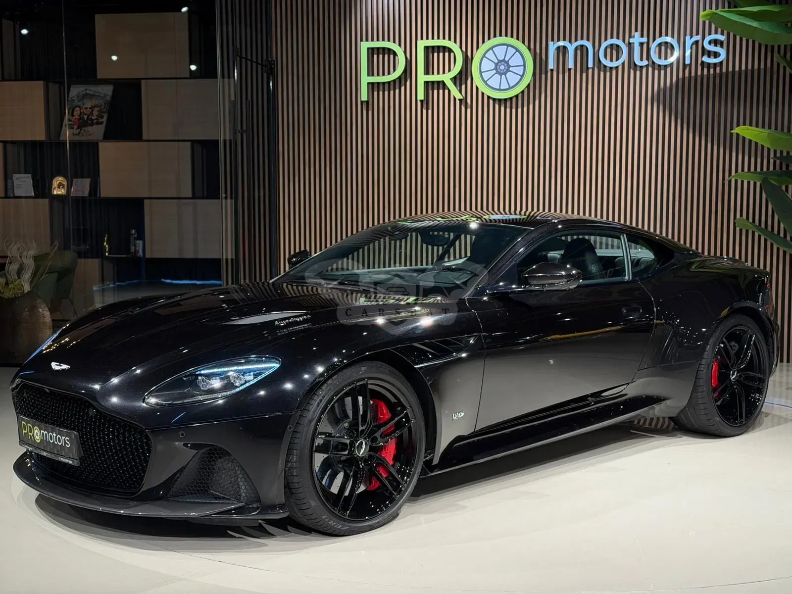 Aston Martin DBS 2021