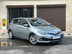 Toyota Auris II [2012 - 2018] 1.8 L VVT-i HSD Sol + 2015
