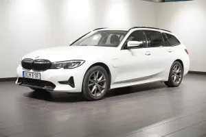 BMW 3 Series 330e 2021