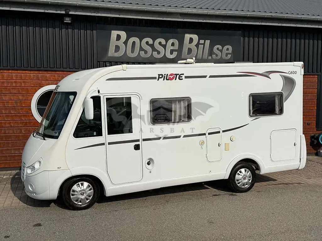Pilote g 600 * 5,99m lång * 3500 kg * 4 sovplatser * toppskick * 2015