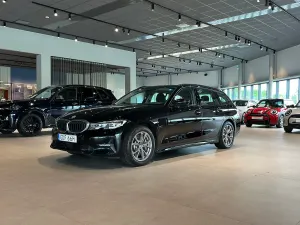 BMW 3 Series 330e 2021