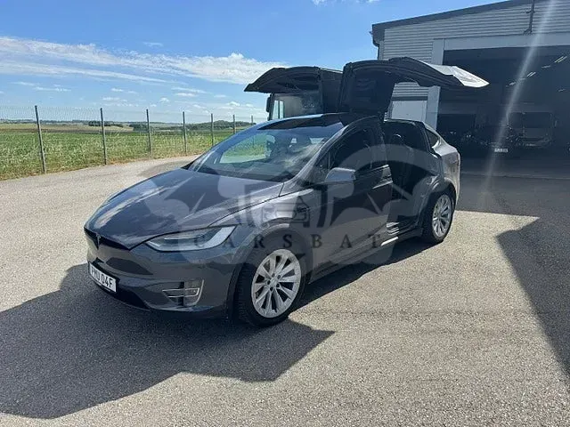 Tesla Model X 2021