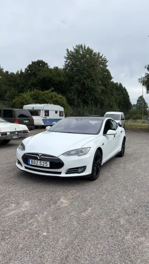 Tesla Model S 2015
