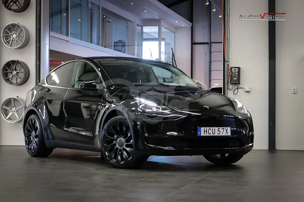 Tesla Model Y 2024
