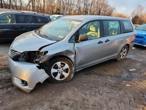 Toyota Sienna 3.5L 6 2015