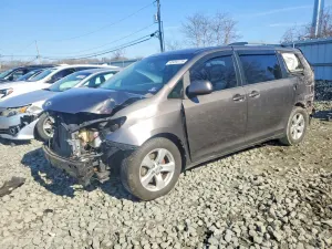 Toyota Sienna 3.5L 6 2015