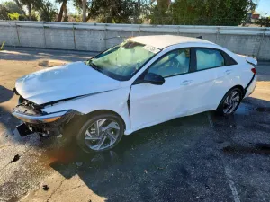 Hyundai Elantra 2.0L 4 2025