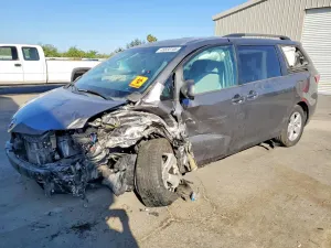 Toyota Sienna 3.5L 6 2015