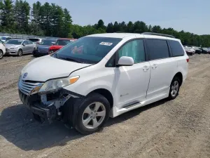 Toyota Sienna 3.5L 6 2015