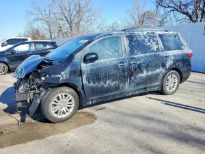 Toyota Sienna 3.5L 6 2016