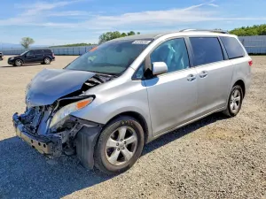 Toyota Sienna 3.5L 6 2016