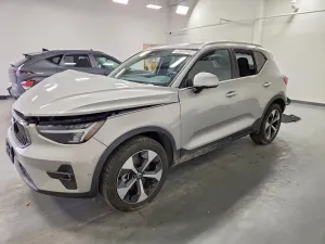 Volvo XC40 2.0L 4 2025