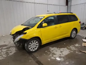 Toyota Sienna 3.5L 6 2015
