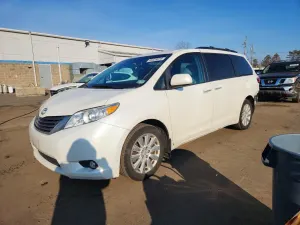 Toyota Sienna 3.5L 6 2015