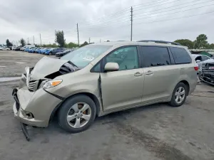Toyota Sienna 3.5L 6 2016