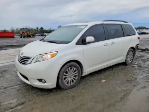 Toyota Sienna 3.5L 6 2015