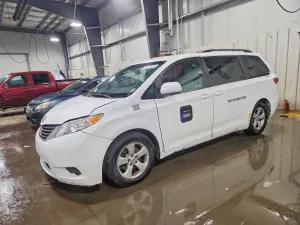 Toyota Sienna 3.5L 6 2016
