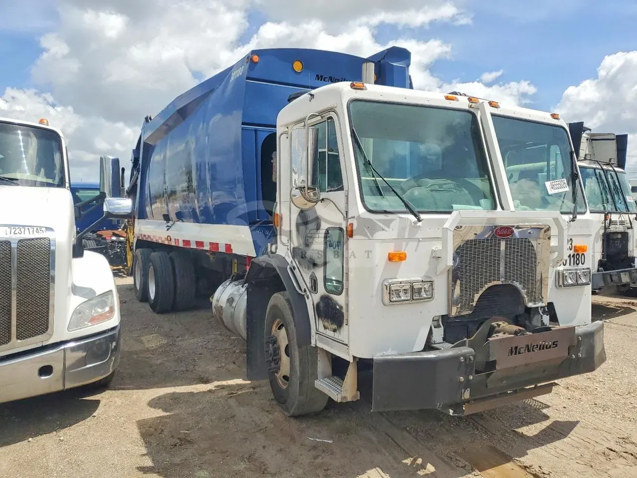 Peterbilt 320/325 10.8L 6 2011