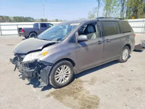 Toyota Sienna 3.5L 6 2015
