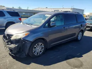 Toyota Sienna 3.5L 6 2015