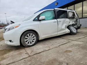 Toyota Sienna 3.5L 6 2015