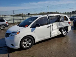 Toyota Sienna 3.5L 6 2015