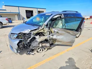 Toyota Sienna 3.5L 6 2015