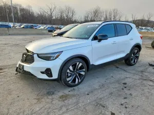 Volvo XC40 2.0L 4 2025