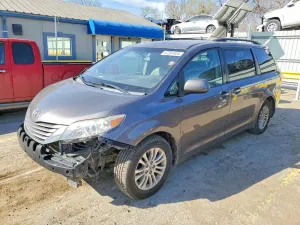 Toyota Sienna 3.5L 6 2015