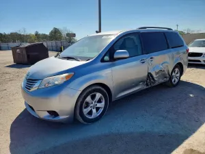 Toyota Sienna 3.5L 6 2015
