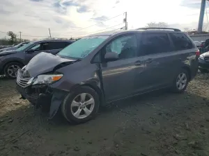 Toyota Sienna 3.5L 6 2015