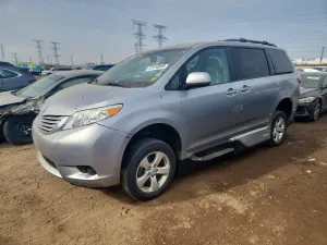 Toyota Sienna 3.5L 6 2015
