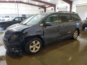 Toyota Sienna 3.5L 6 2015