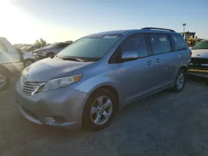 Toyota Sienna 3.5L 6 2016