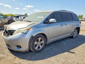 Toyota Sienna 3.5L 6 2016