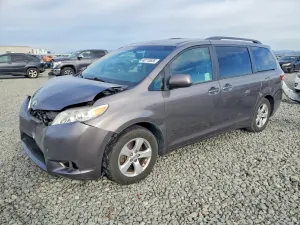 Toyota Sienna 3.5L 6 2015