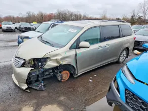 Toyota Sienna 3.5L 6 2015