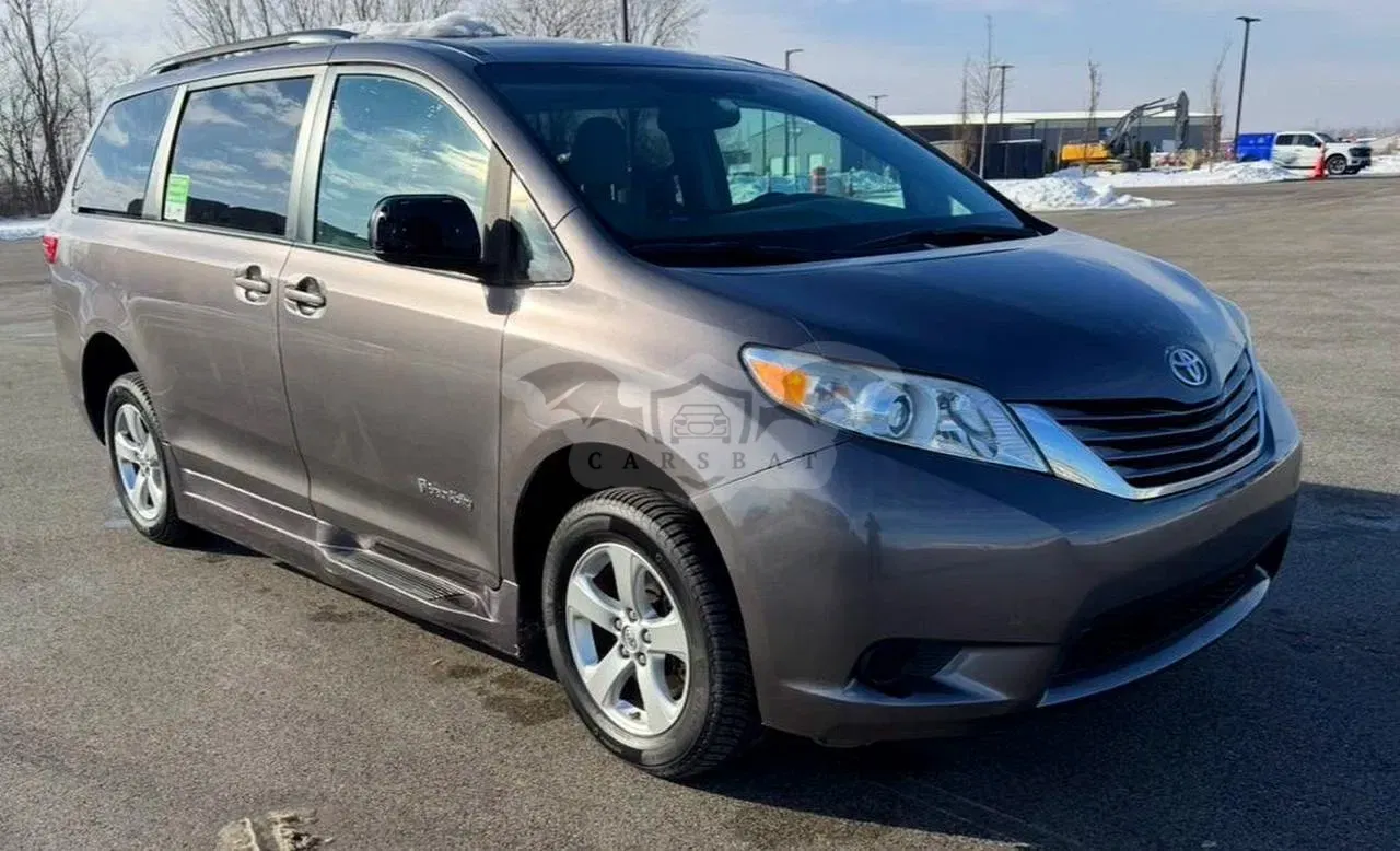 Toyota Sienna 3.5L 6 2016