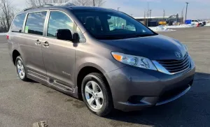Toyota Sienna 3.5L 6 2016