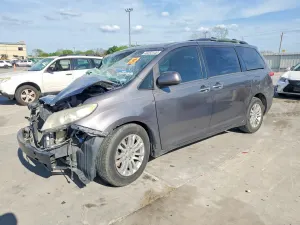 Toyota Sienna 3.5L 6 2014
