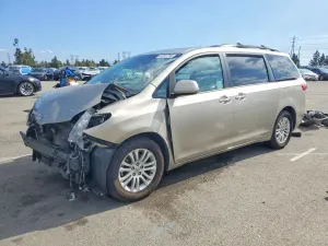 Toyota Sienna 3.5L 6 2016