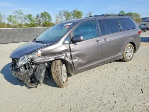 Toyota Sienna 3.5L 6 2015