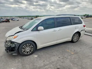 Toyota Sienna 3.5L 6 2015