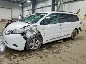 Toyota Sienna 3.5L 6 2015