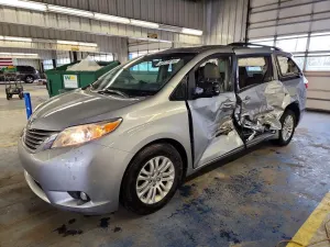 Toyota Sienna 3.5L 6 2015