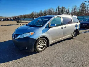 Toyota Sienna 3.5L 6 2016