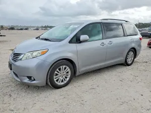 Toyota Sienna 3.5L 6 2016