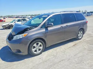 Toyota Sienna 3.5L 6 2016