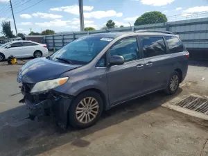 Toyota Sienna 3.5L 6 2015