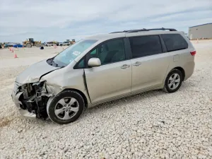 Toyota Sienna 3.5L 6 2016